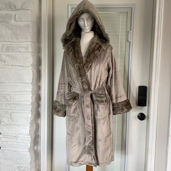 Pottery Barn Other - Pottery Barn Gray/Caramel Ombre Faux Fur Robe